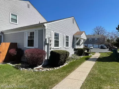23524 Woodshire Crt 137 27 Ct #137, Novi, MI 48375