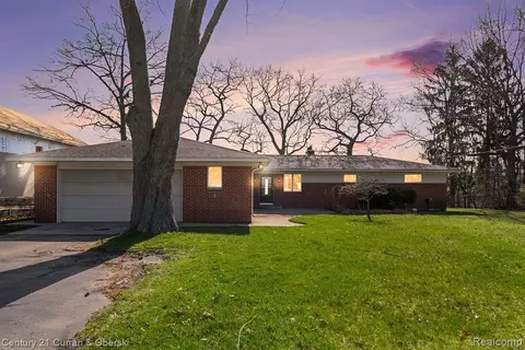 4944 Clinton Dr, Clarkston, MI 48346
