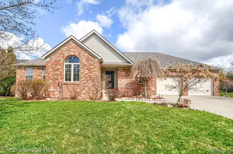 9225 Woodridge Dr, Davison, MI 48423