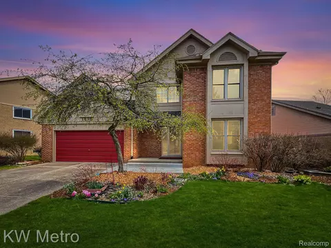 1677 Hillside Ln, Rochester Hills, MI 48307