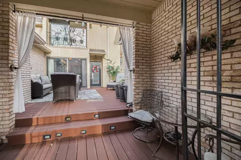 1260 Woodcrest Cir, Bloomfield Hills, MI 48304