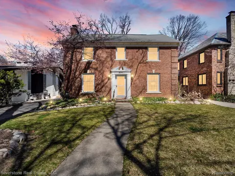 8306 Huntington Rd, Huntington Woods, MI 48070