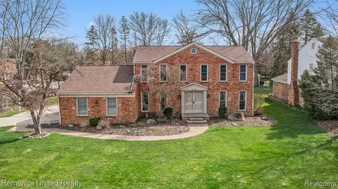 5550 Crispin Way Rd, West Bloomfield, MI 48323