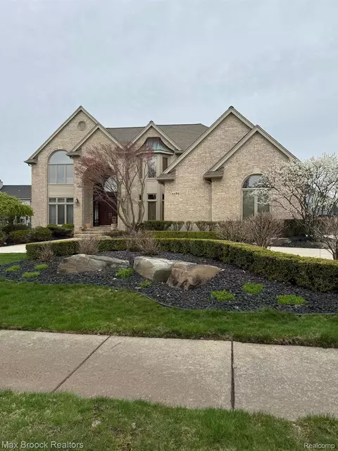 4496 Forestview Dr, West Bloomfield, MI 48322