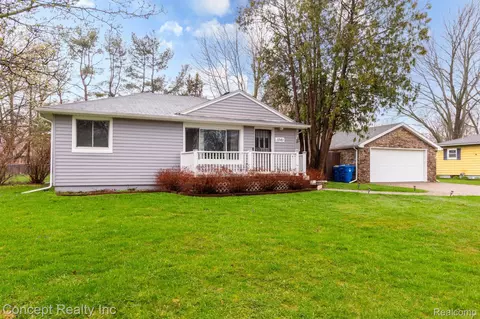 1061 Hira St, Waterford, MI 48328