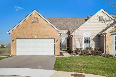 371 Golf Villa Dr, Oxford, MI 48371