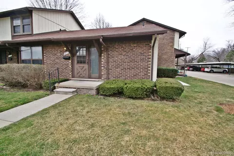 28352 Queens Crt 31 4 Ct #31, Warren, MI 48093
