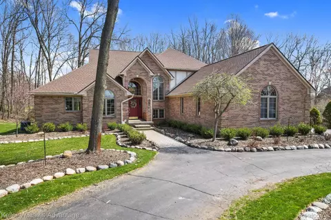 8597 Pebble Creek Dr, Pinckney, MI 48169
