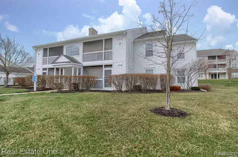2672 S Knightsbridge Cir, Ann Arbor, MI 48105