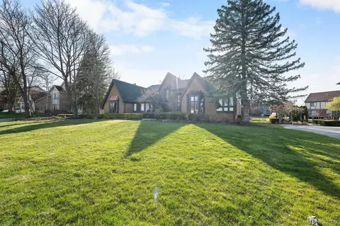 6358 Rose Blvd, West Bloomfield, MI 48322