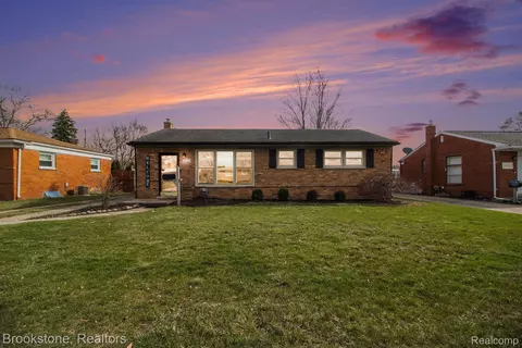 35135 Elmira St, Livonia, MI 48150