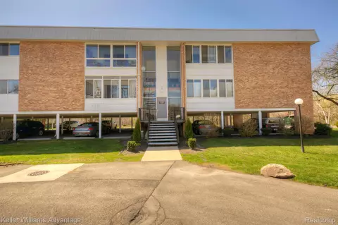 32080 Grand River Ave #83, Farmington, MI 48336