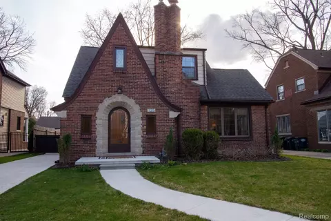 725 Lincoln Rd, Grosse Pointe, MI 48230