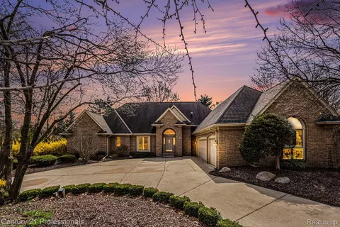 5800 Crystal Creek Ln, Washington, MI 48094