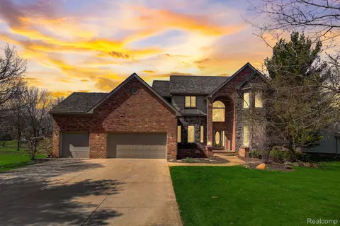 16452 Dawnlight Dr, Fenton, MI 48430