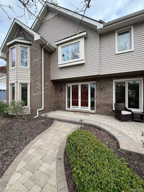 17476 Farmcrest Ln, Northville, MI 48168