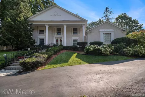 5045 Far Ravine Crt Ct, West Bloomfield, MI 48323
