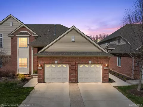 29499 Woodpark Cir, Warren, MI 48092