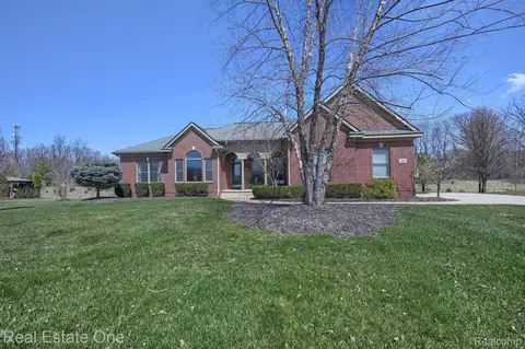 109 E Auburn Trl, Brighton, MI 48114