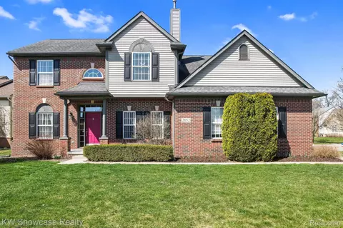 2052 Warbler Crt Ct, Commerce, MI 48382