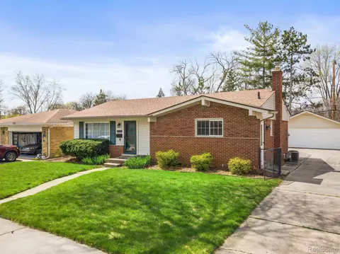 15205 Houghton St, Livonia, MI 48154
