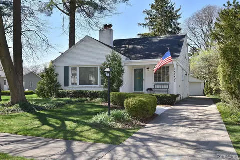 32455 Madison St, Beverly Hills, MI 48025