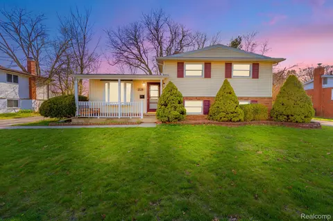 2128 Treadwell St, Westland, MI 48186