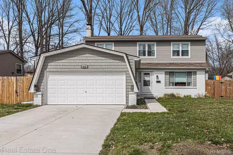 823 Randall Dr, Troy, MI 48085