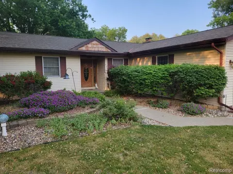 5143 Mellwood Dr, Grand Blanc, MI 48507