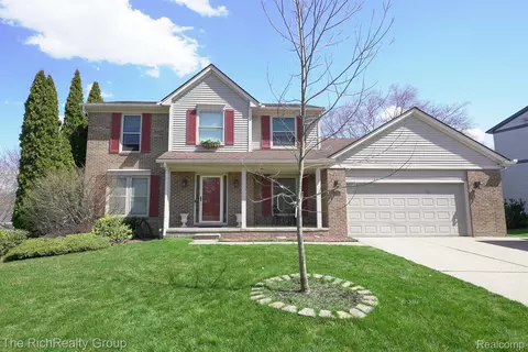 789 Chatham Dr, Milford, MI 48381