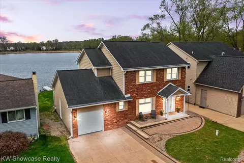 319 Anaconda St, Commerce, MI 48382