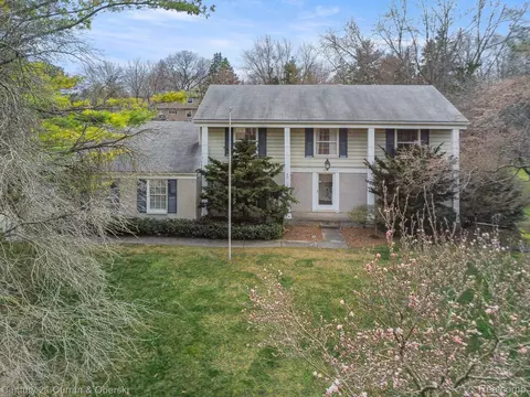 764 Fox River Dr, Bloomfield Hills, MI 48304
