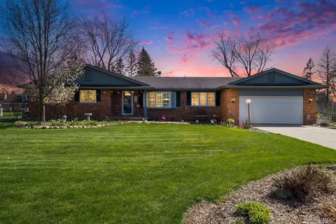 9336 La Spezia Dr, Davison, MI 48423