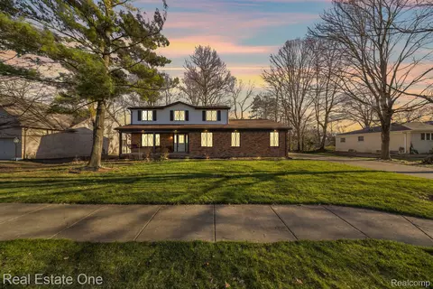 1880 Welling Dr, Troy, MI 48085