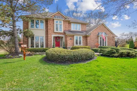 39153 Plumbrook, Farmington Hills, MI 48331