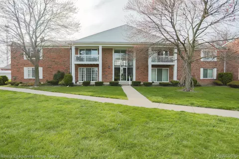 42221 Toddmark Ln #121, Clinton, MI 48038