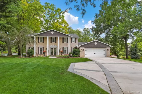 9521 Steephollow Dr, White Lake, MI 48386