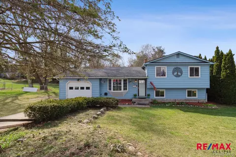 305 Highland Ave, Milford, MI 48381