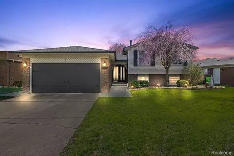 15370 Valerie Dr, Macomb, MI 48044