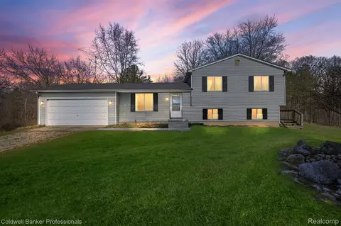 340 Lone Pine Trl, Lapeer, MI 48446