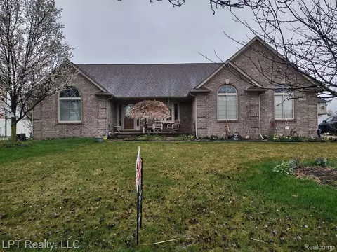 25309 Pine Ridge Dr, Brownstown, MI 48134