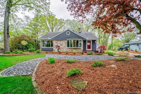 9141 Whitall Ln, Grosse Ile, MI 48138