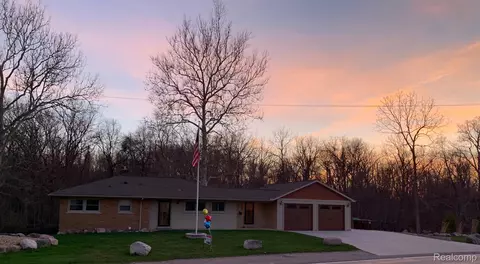 23183 Huron River Dr, Rockwood, MI 48173
