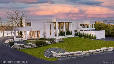 5930 Pontiac Trl, West Bloomfield, MI 48323