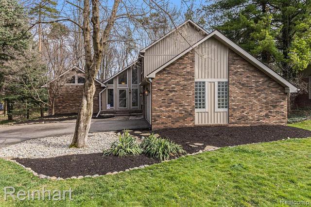 8912 Margo Dr, Brighton, MI 48114