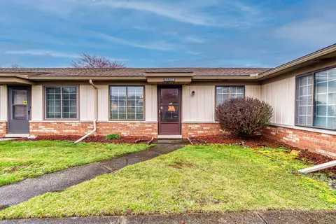 32705 Sunrise Dr, Warren, MI 48093