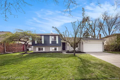 3749 Kings Point Dr, Troy, MI 48083