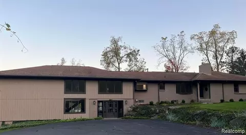 4851 Commerce Rd, Orchard Lake, MI 48324