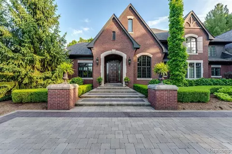 2557 Charnwood Dr, Troy, MI 48098