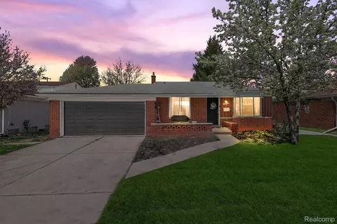 11203 Grenada Dr, Sterling Heights, MI 48312
